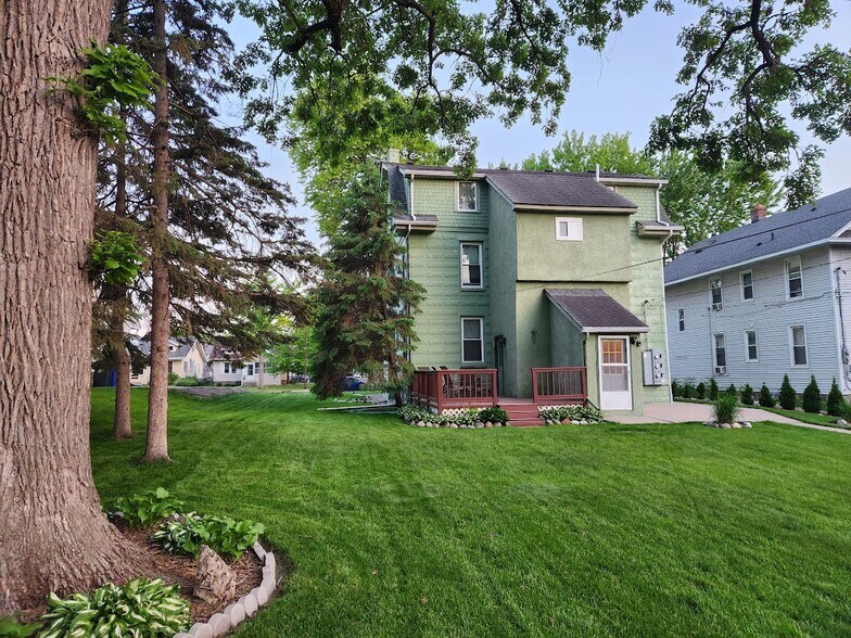 Building Photo - 1699 Saint Clair Ave