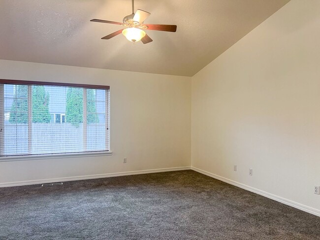 Building Photo - 3BD/2BA HOME W/GARAGE IN LEBANON