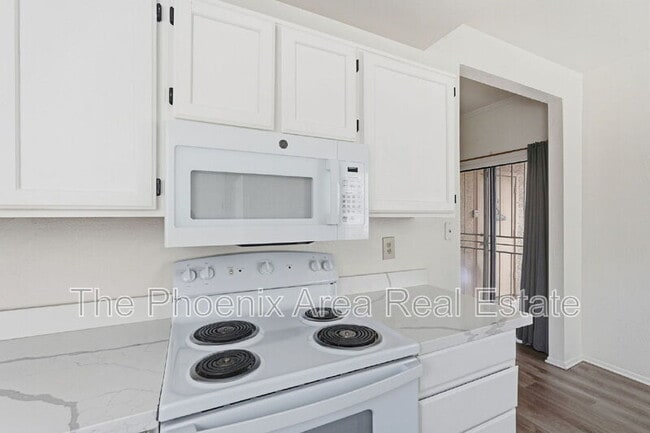 Building Photo - 930 N Mesa Dr