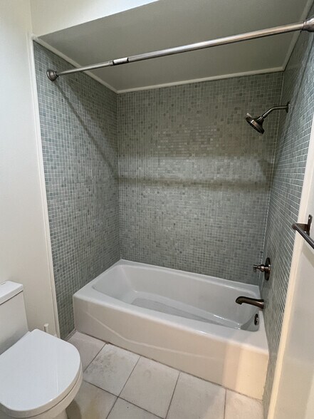 Building Photo - 552 N Bellflower Blvd