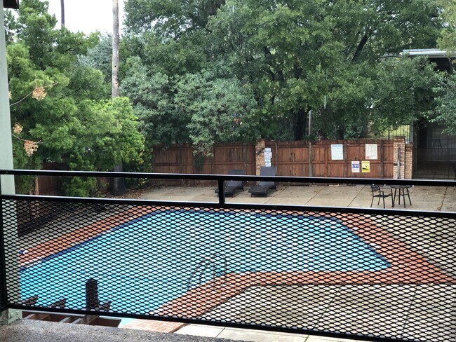 Building Photo - 2118 Edgehill Dr