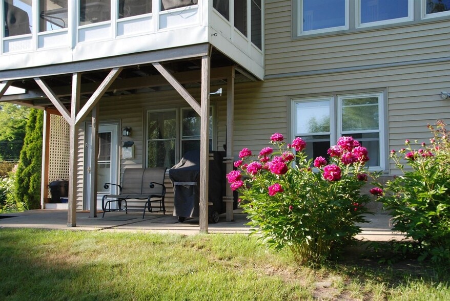 Building Photo - 285 East Side