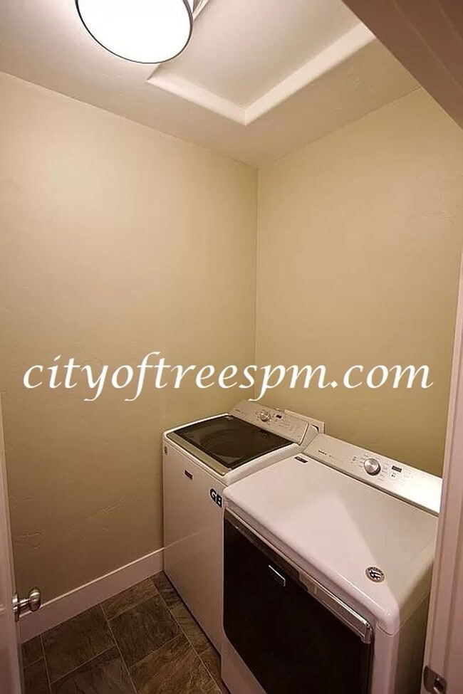 Building Photo - Harris Crossing at Harris Ranch.