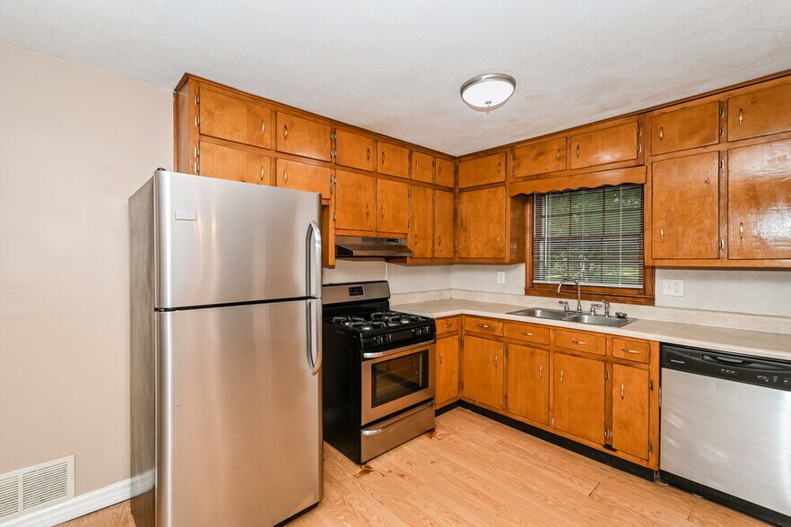 Building Photo - 6490 Executive Dr