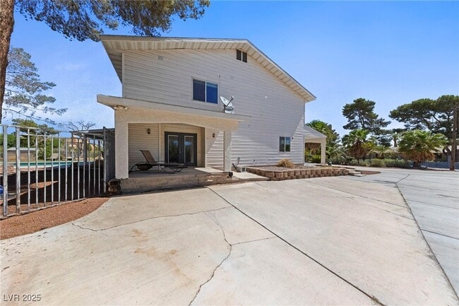 Building Photo - 144 E Robindale Rd
