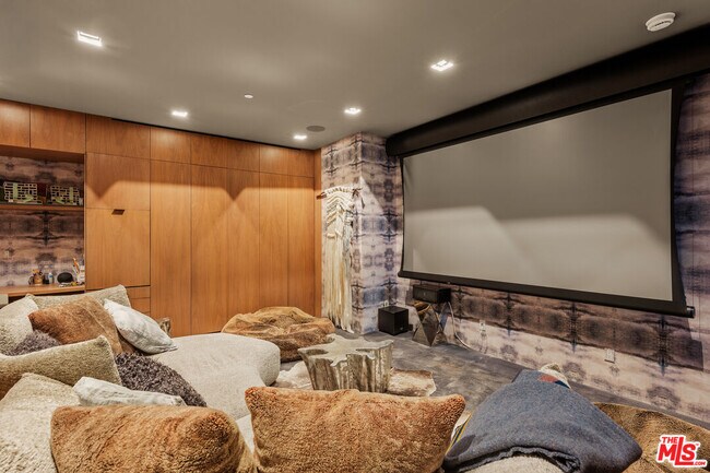 Building Photo - 1406 1/2 N Kenter Ave