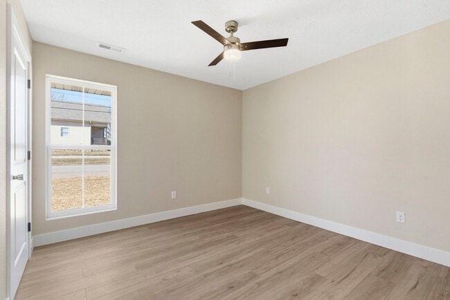 Building Photo - 1342 E Blaine St