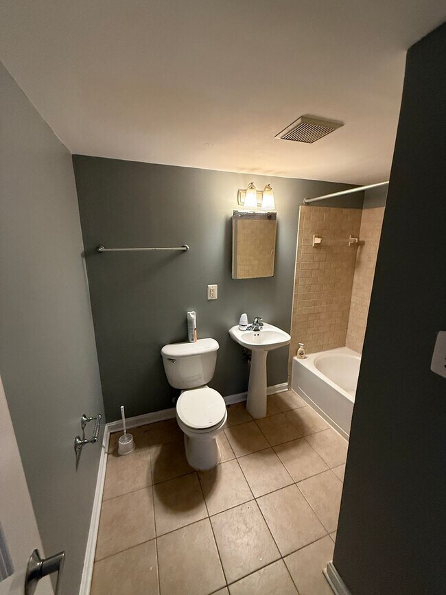 Building Photo - Beautiful 2 Bedroom 1 Bath Condo Conveniently Located