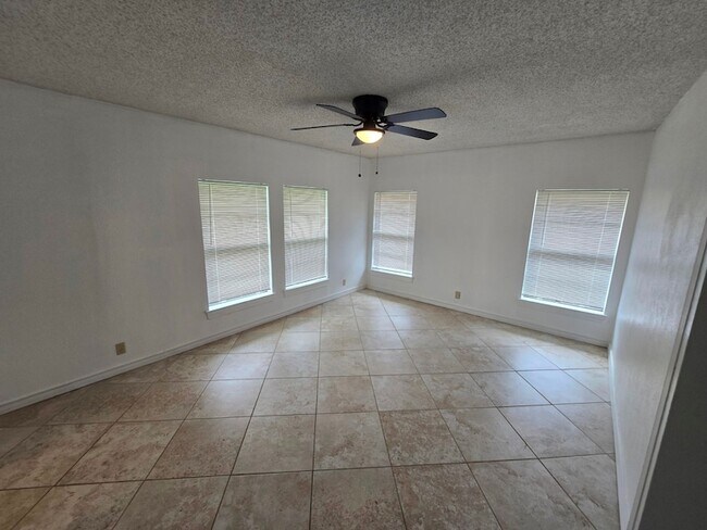 Building Photo - 1590 Gravel Cir N