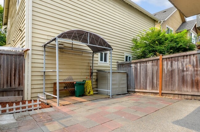 Building Photo - Updated Townhouse Near Fauntleroy Park with Private Suites and Parking