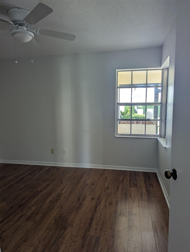 Building Photo - 104 Moccasin Trail S