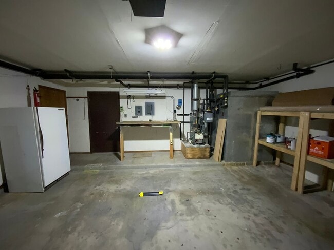 Building Photo - 3 Bedroom Single Story Home Available Near...