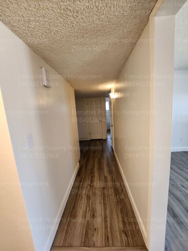 Building Photo - 3 bedroom/ 2 bathroom home located near th...