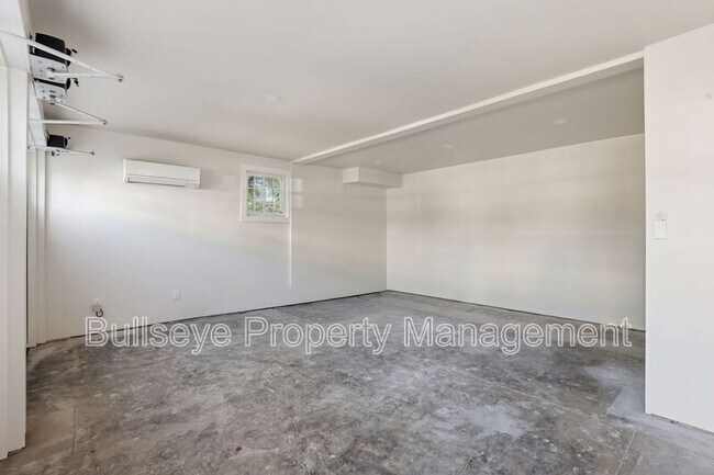 Building Photo - 525 W Lynwood St