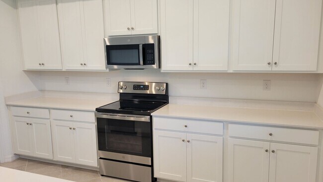 Building Photo - Annual UNfurnished luxury 3/2 ground floor...