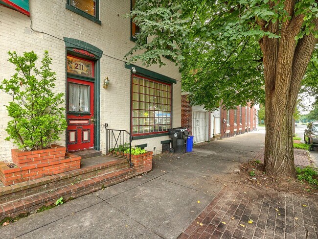 Building Photo - 211 Verbeke St