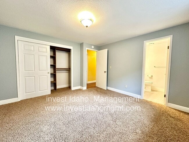 Building Photo - Enjoy the foothill views from your backyard!