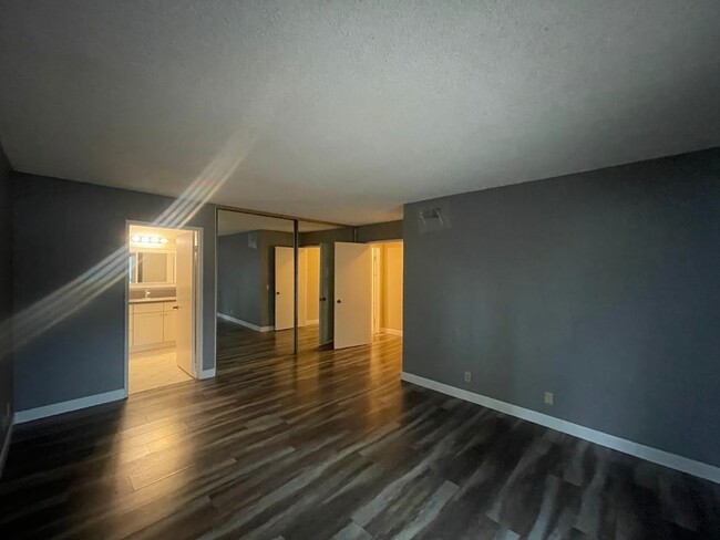 Building Photo - Clean and Updated 3 bed 2 bath House with ...