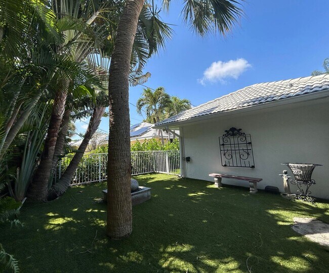 Building Photo - 1080 Walnut Terrace