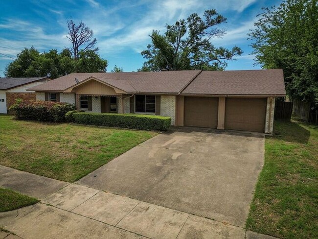 Primary Photo - Available Now! 3 Bedroom 2 Bath Near TJC!
