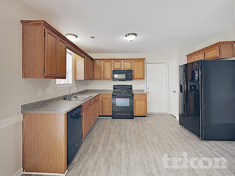 Building Photo - 9010 Whitetail Ct