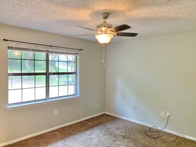 Building Photo - 317 Somerset Dr