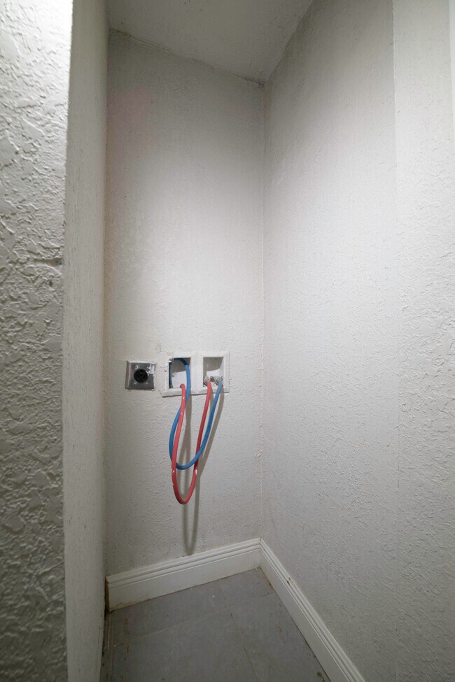 Building Photo - 1126 NE 16th Pl