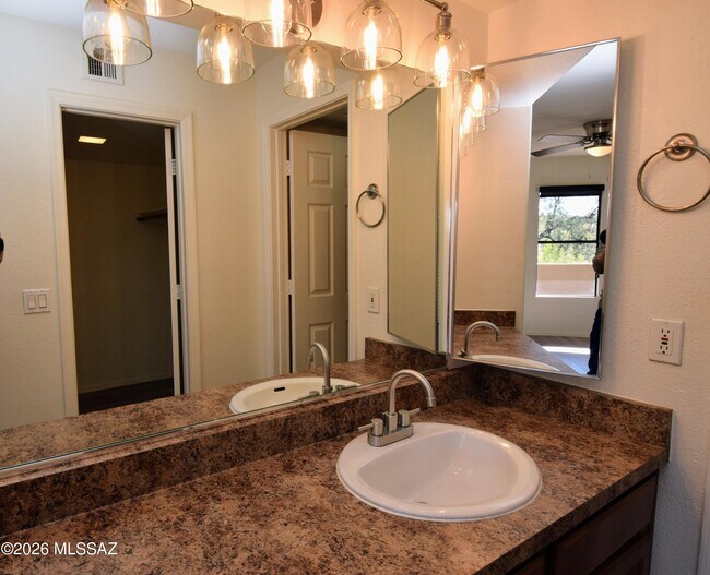 Building Photo - 5855 N Kolb Rd