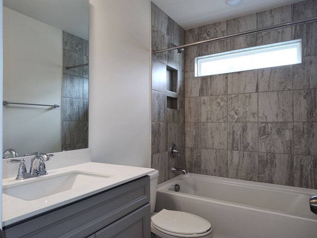 Building Photo - Charming End Unit Townhome located in the ...