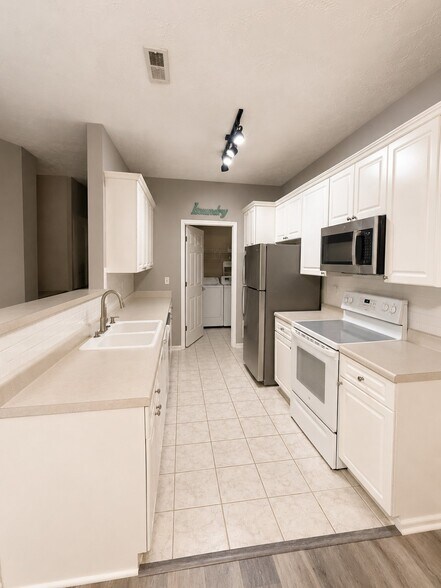 Building Photo - 3930 Bardstown Ct