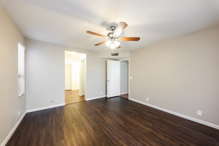 Building Photo - 11020 N 59th Dr