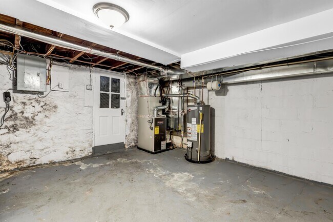 Building Photo - 324 Allendale St