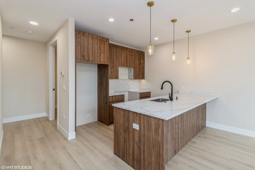 Building Photo - 3045 W Irving Park Rd