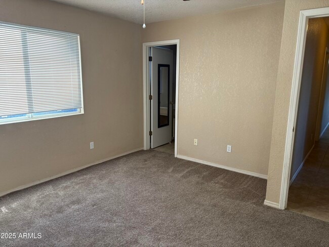 Building Photo - 2390 Eastern Dr