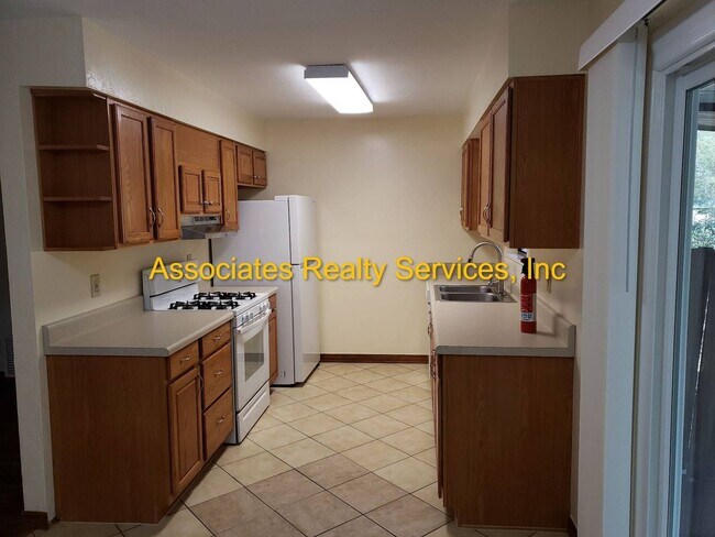 Building Photo - Renovated 2 bedroom with Office home in Springtree!