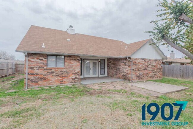 Building Photo - Stunning 3-Bedroom Home with Dramatic Vaulted Ceilings and Loft in OKC!