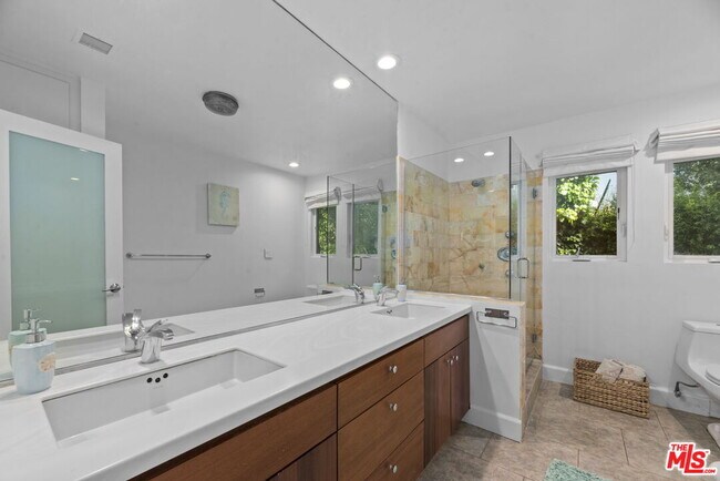 Building Photo - 641 Walther Way