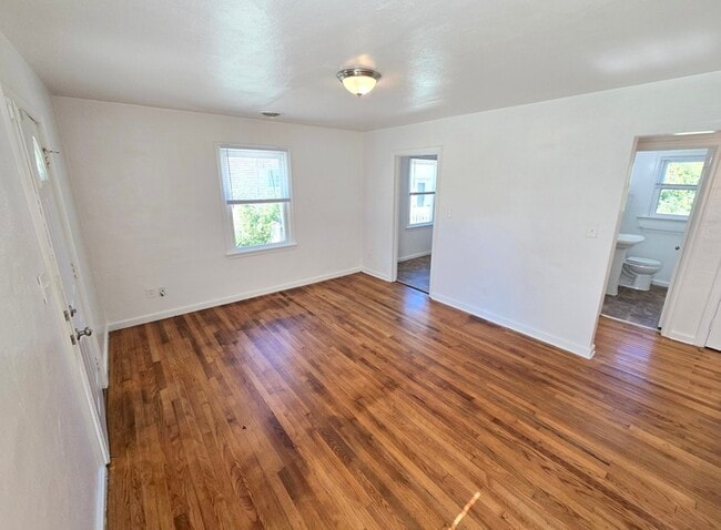Building Photo - CHARMING 2 BEDROOM SINGLE FAMILY