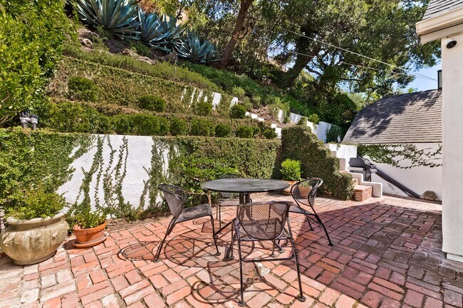 Building Photo - 1448 N Beverly Dr