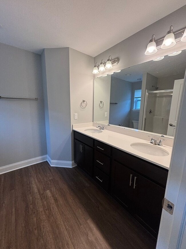 Building Photo - Beautiful Townhome in Washington! - 3 Bedroom