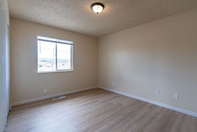 Building Photo - Newly Remodeled 2 bedroom 1 bathroom Seaside Apartment!