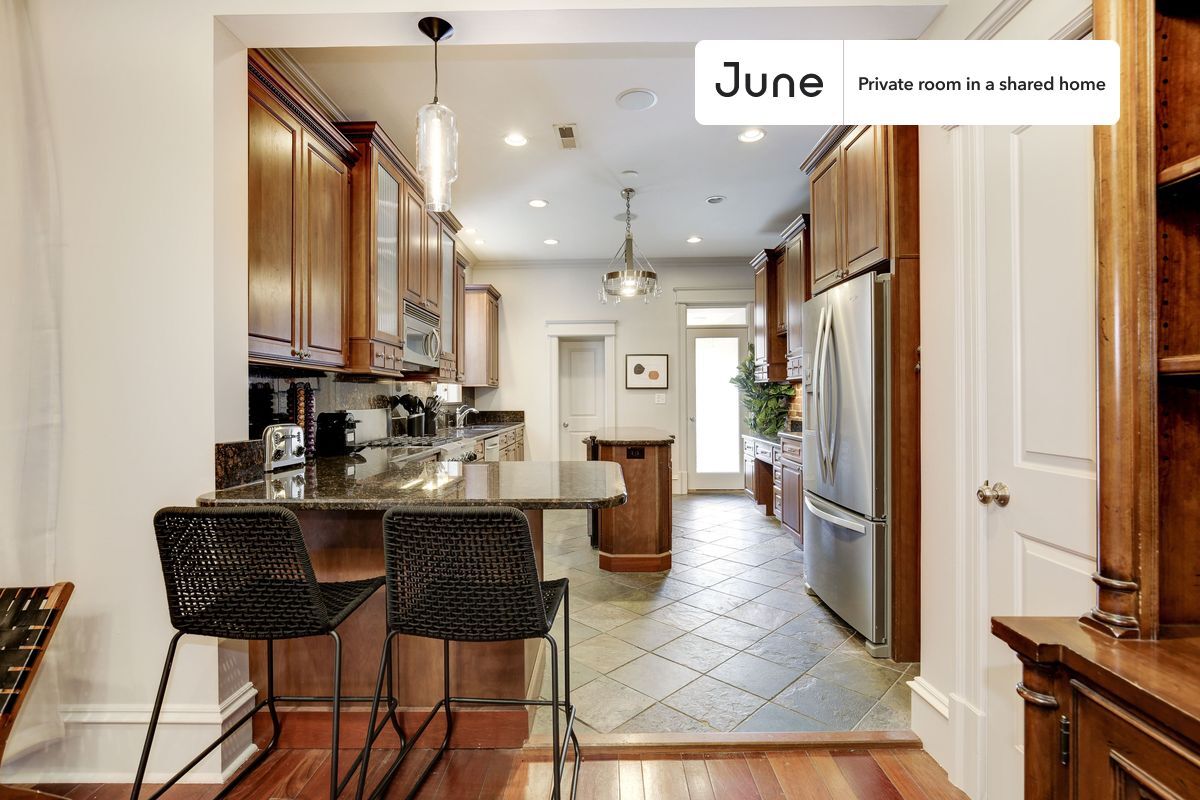 Building Photo - Private bedroom in 4 bed/3 bath Home