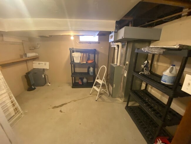 Building Photo - Beautiful 2 Bed 1 Bath Rowe Home in Washington Park Neighborhood