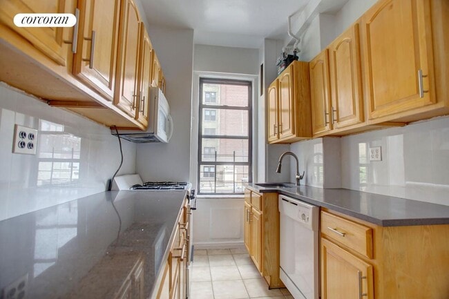 Building Photo - 315 W 102nd St