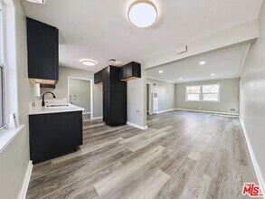 Building Photo - 582 Venice Blvd.