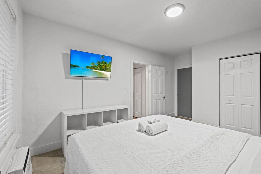 Building Photo - 7340 Harding Ave