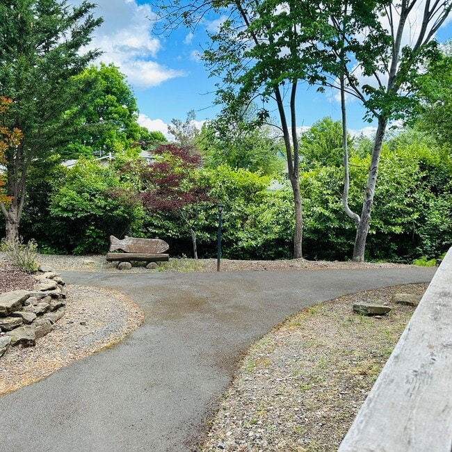 Building Photo - Elegant Townhome – 2 Primary Suites, balco...