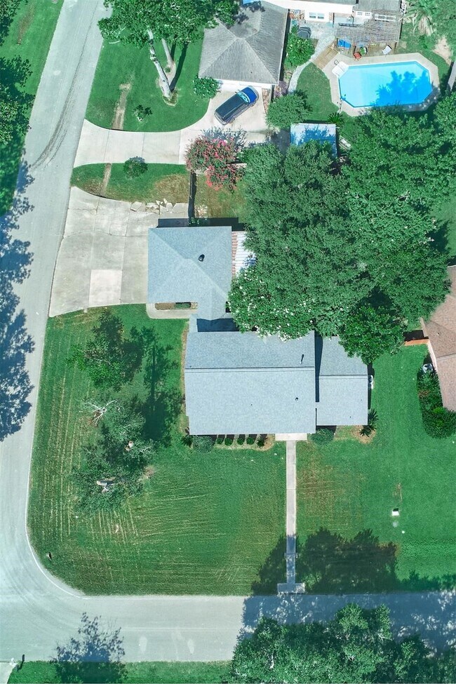 Building Photo - 725 River Plantation Dr