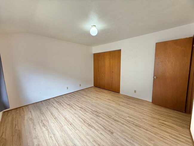 Building Photo - Pet friendly & Spacious - 3 Bedroom / 2 Ba...