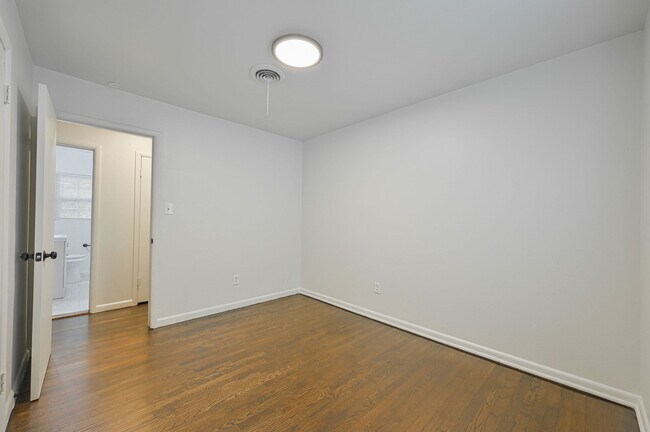 Building Photo - 3501 Sycamore Dr